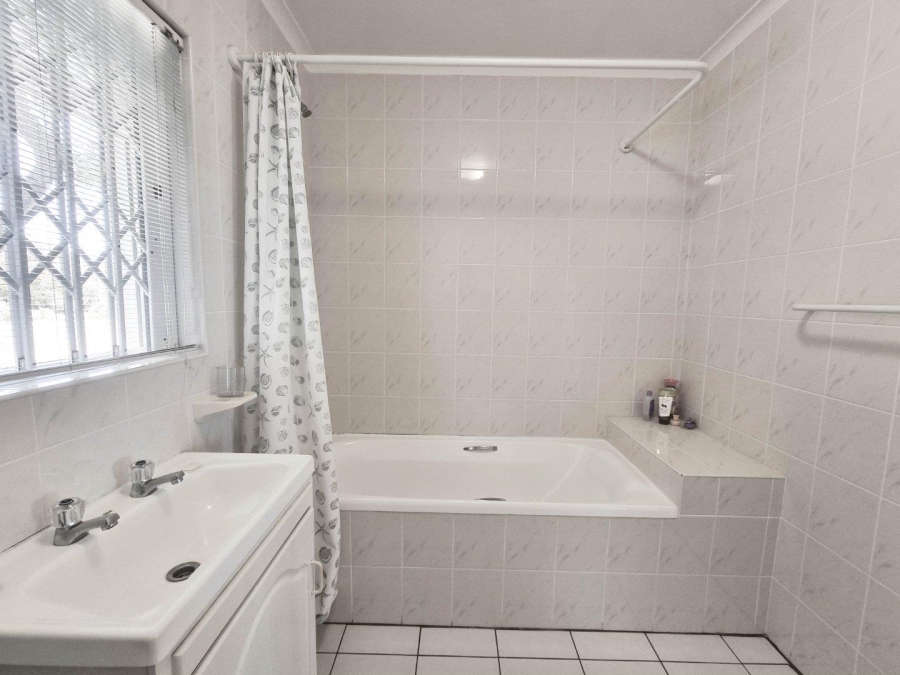 4 Bedroom Property for Sale in Sandbaai Western Cape